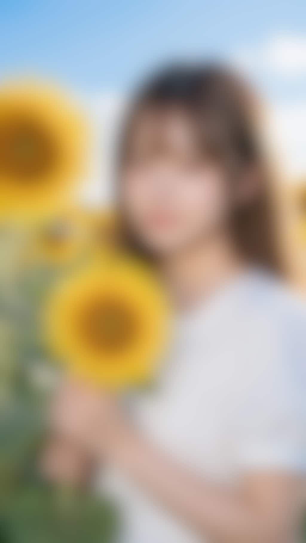ひまわり畑の女子大生