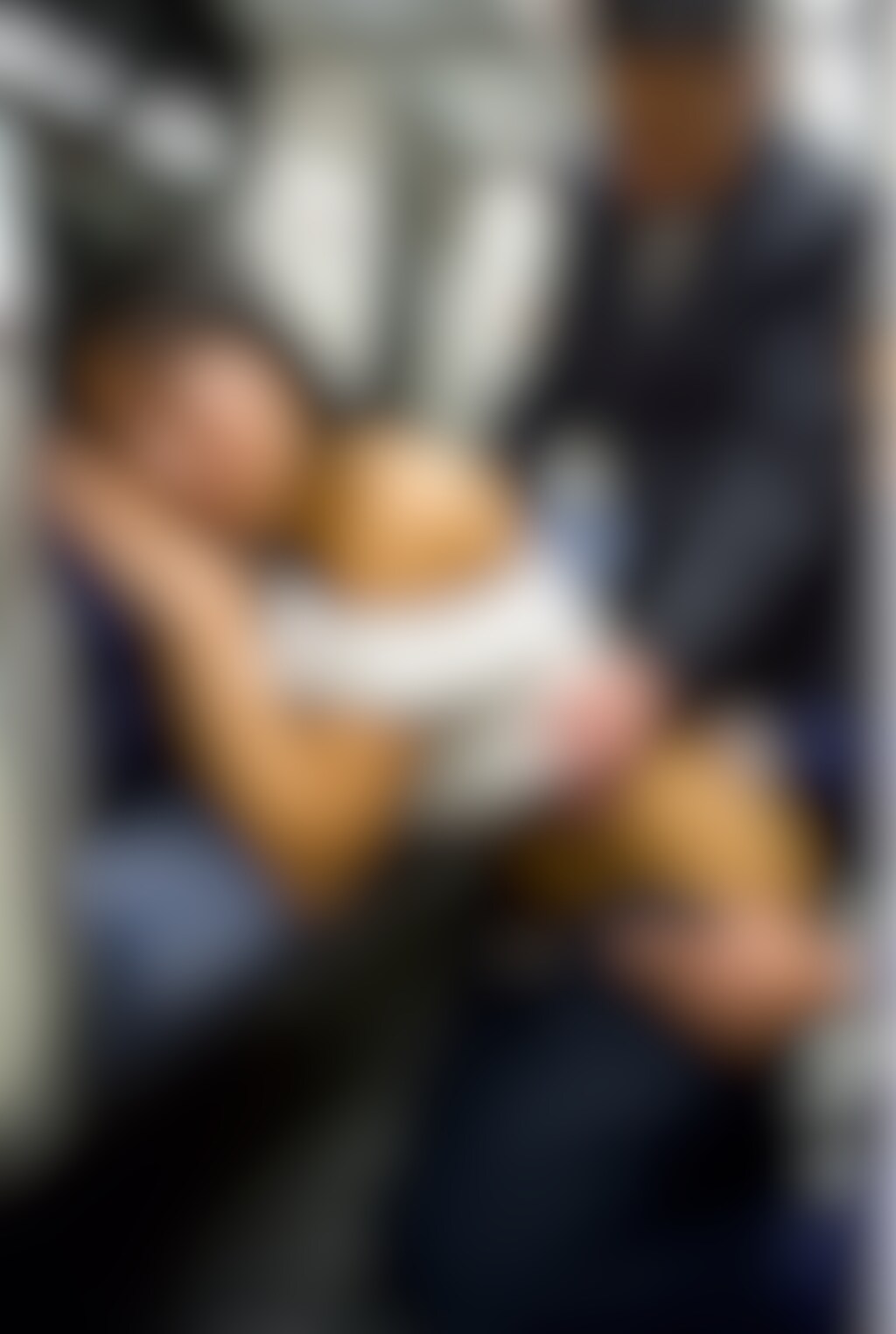 【15枚】日焼け肌の美女：通勤電車で困ってます Part9