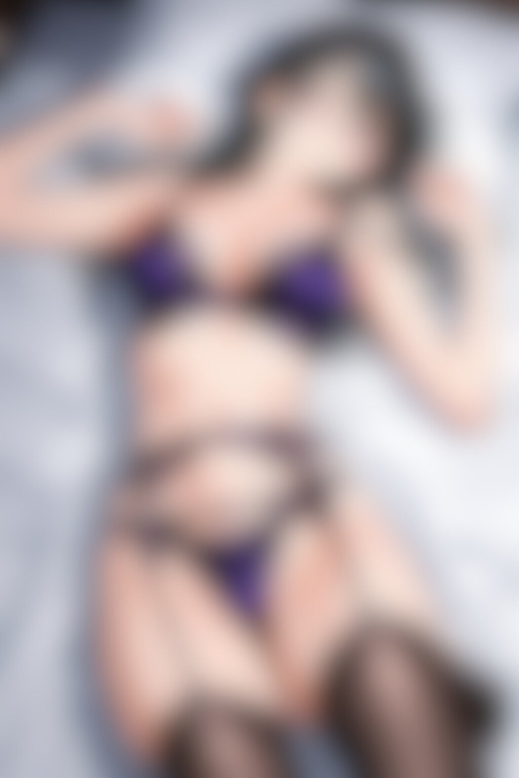20260110【5枚】ベッドに横たわるランジェリー姿のメガネの女性