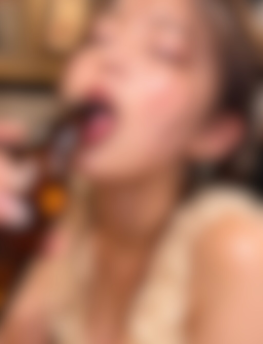 【動画あり❣️】ビール瓶をべろべろ舐め回す