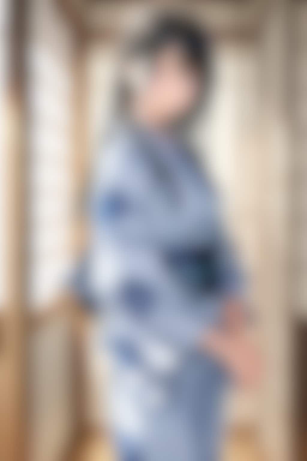 20260109【5枚】浴衣姿でカメラ目線でポーズをとる黒髪の女性