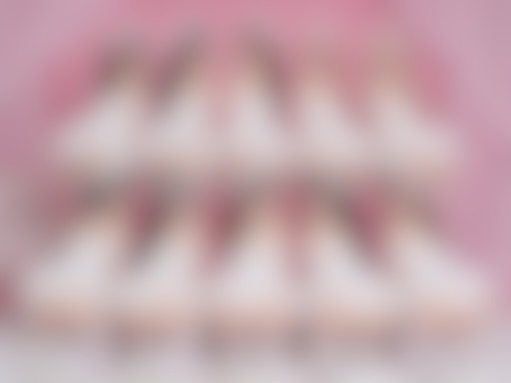[3枚]お尻を突き出して誘惑している激カワアイドル