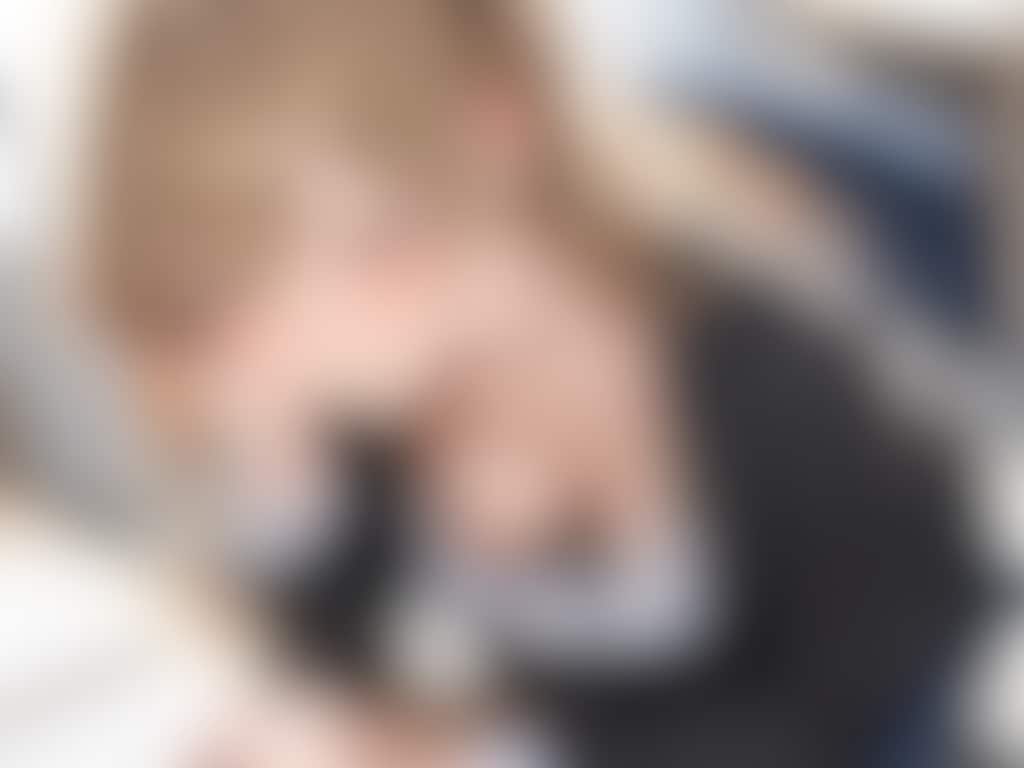 40枚:仕事中のOL胸チラ
