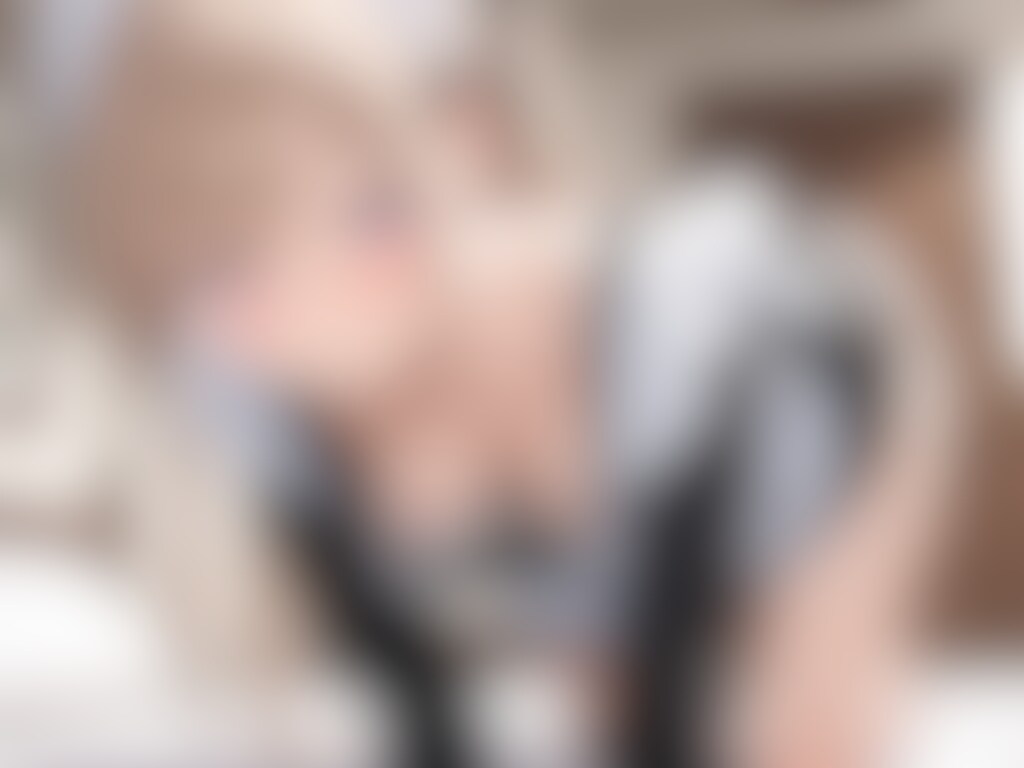 12枚:胸チラするメイド