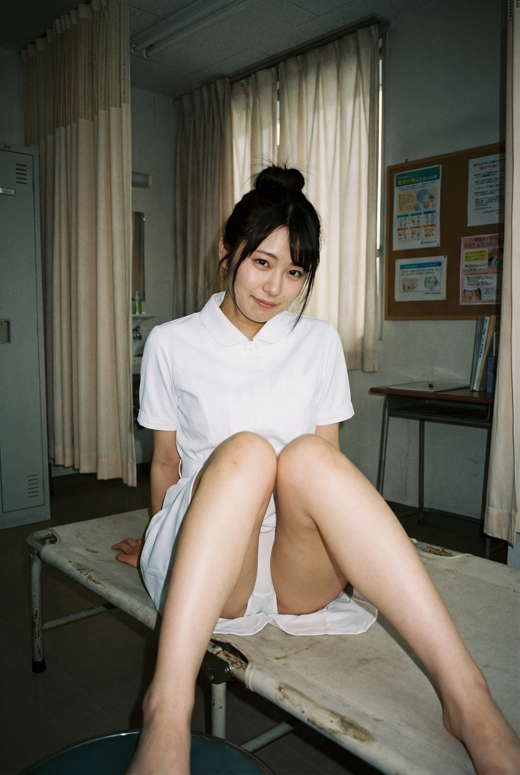 看護師が薄暗い部屋でパンチラ
