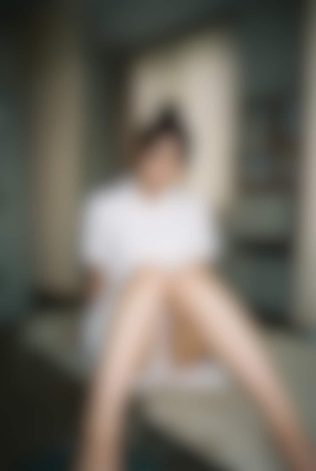 看護師が薄暗い部屋でパンチラ