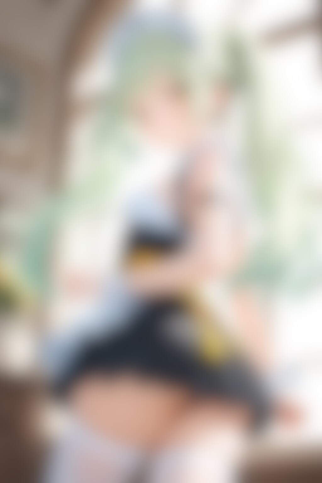 20260205緑髪メイド風コスプレ女性