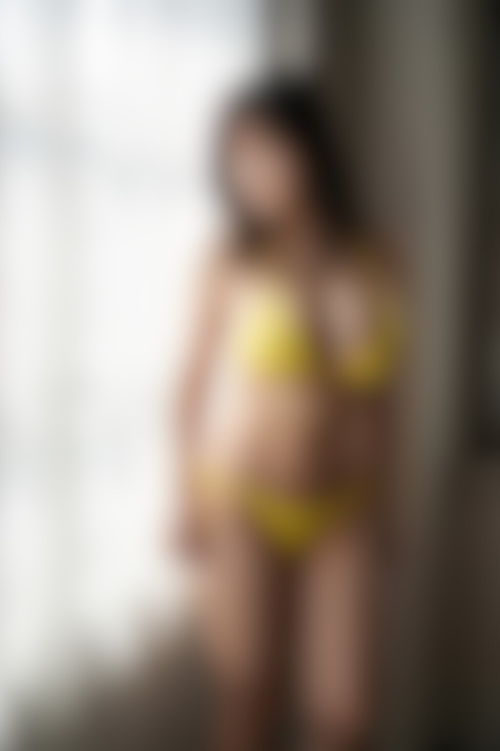 ホテルでビキニ姿の爆乳おくさん