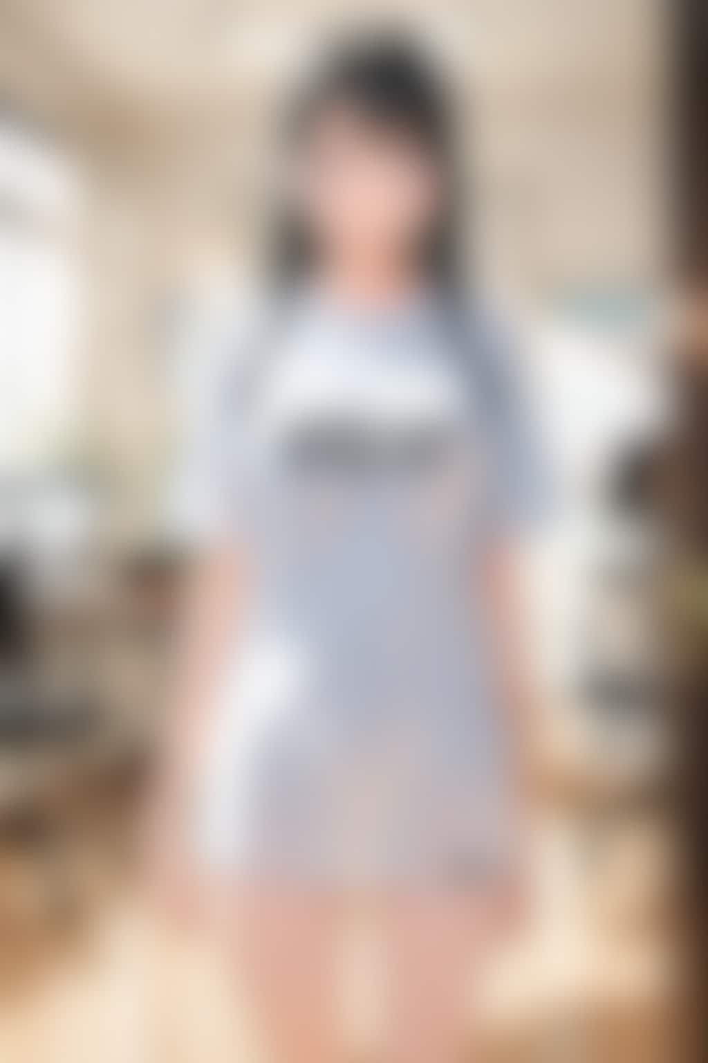 20260108【5枚】スタジオでTシャツ姿でこちらに体を向ける黒髪の女性