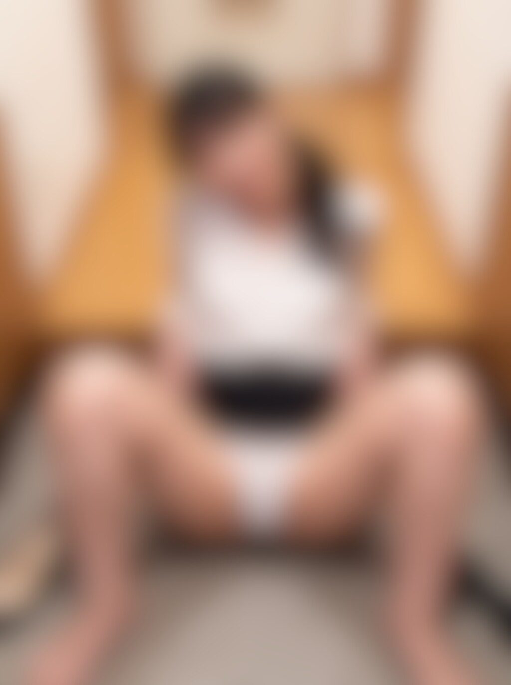 OLが酔っぱらって玄関でパンチラ