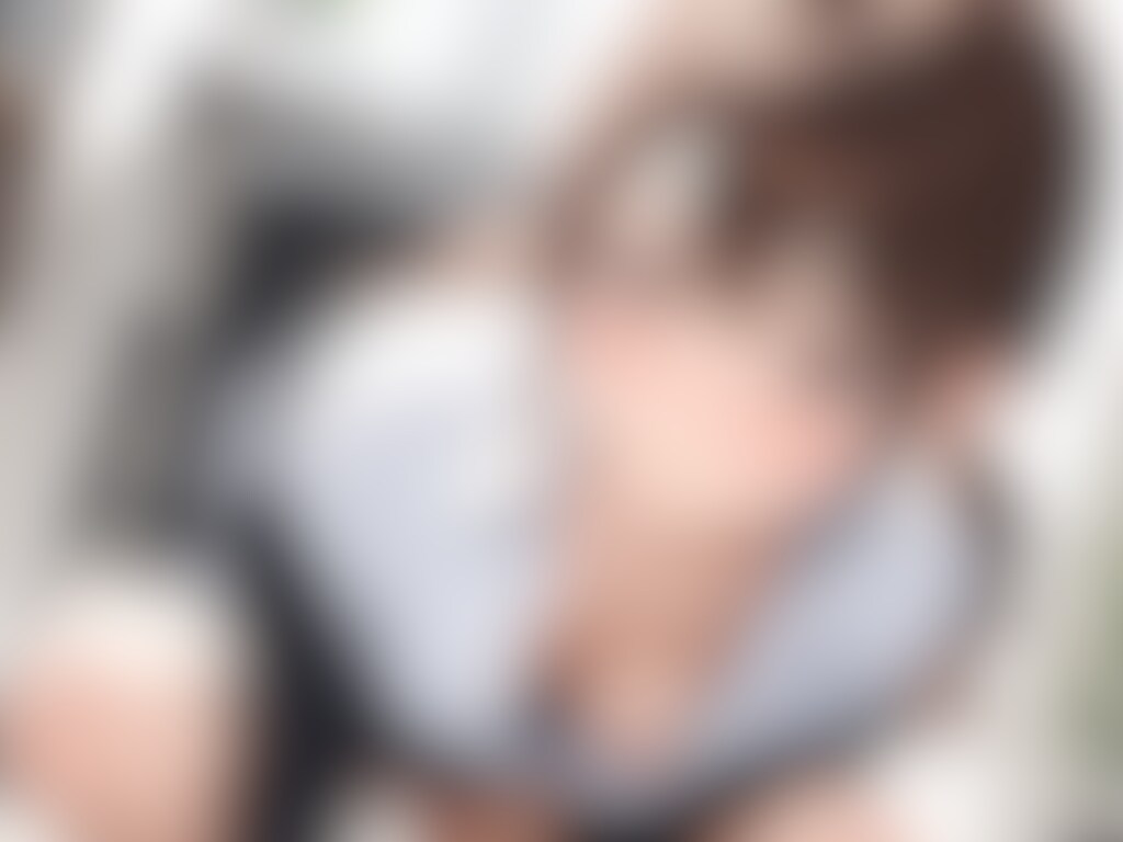 40枚:はみ乳してるしパンツも見えてるOL