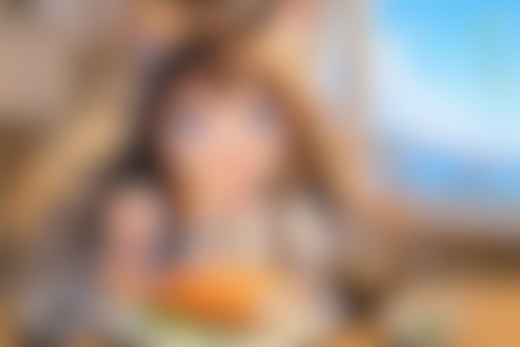 アジフライ定食を食べる小さな女の子