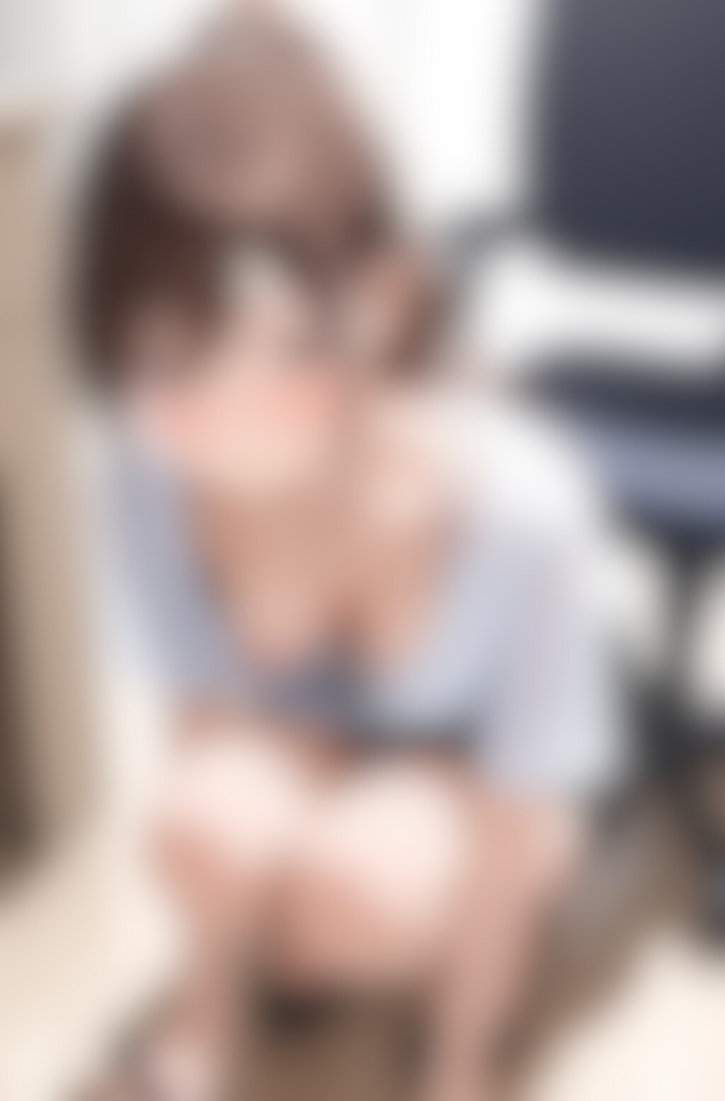 40枚:パンチラ胸チラしながらメモをとるOL