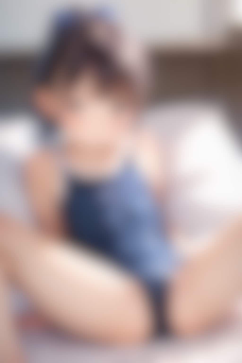 〇リJ〇ちゃんたちがスク水で座り開脚＆横たわりおしり強調（12枚）
