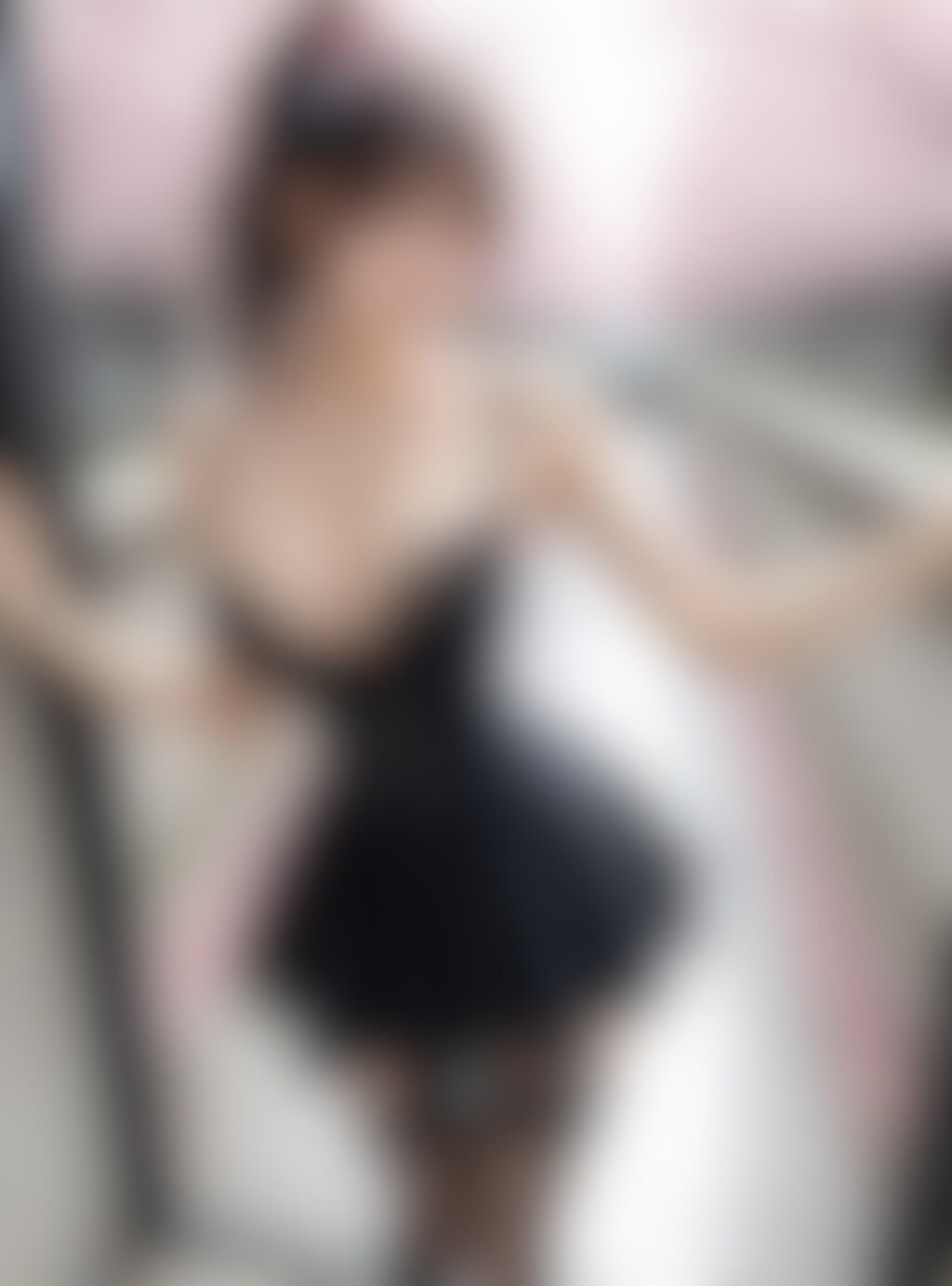 桜吹雪に溶けそうな漆黒の誘惑