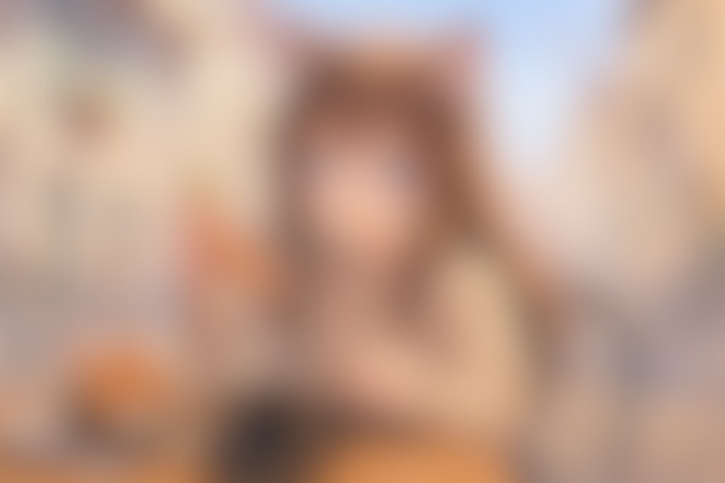 チュロス・コン・チョコラテとフルーツピンチョスを食べる小さな女の子