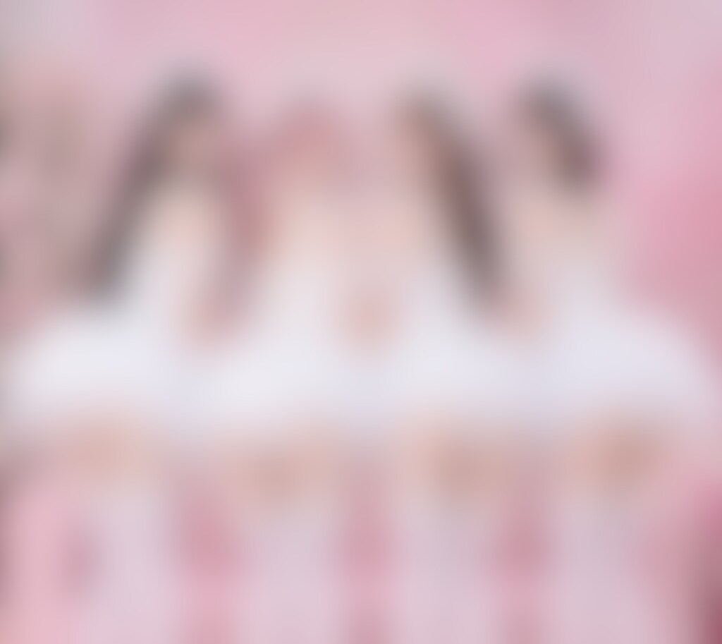 お尻を突き出して誘惑している激カワアイドル②