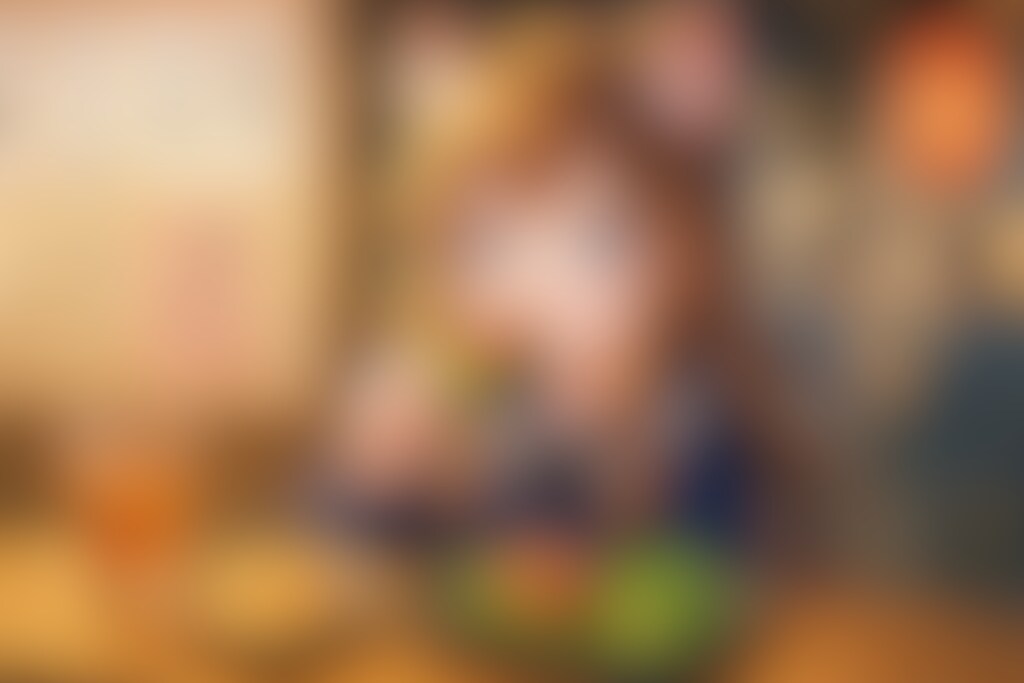 つくね生ピーマンを堪能する小さな女の子