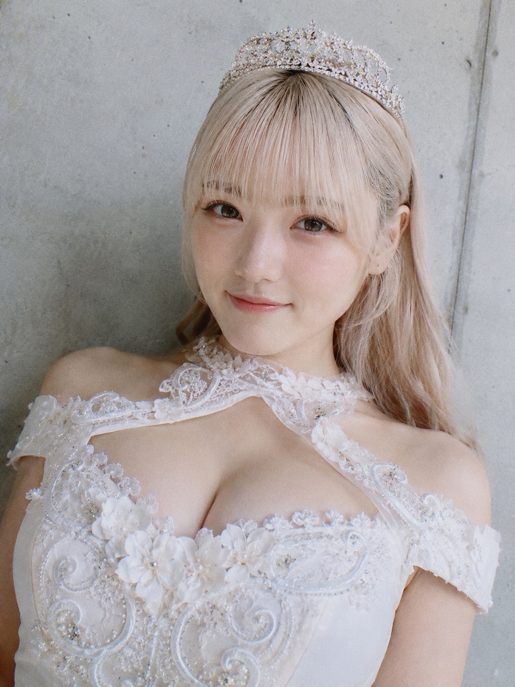 [8枚]ティアラをつけた白いドレス姿の可愛い女の子