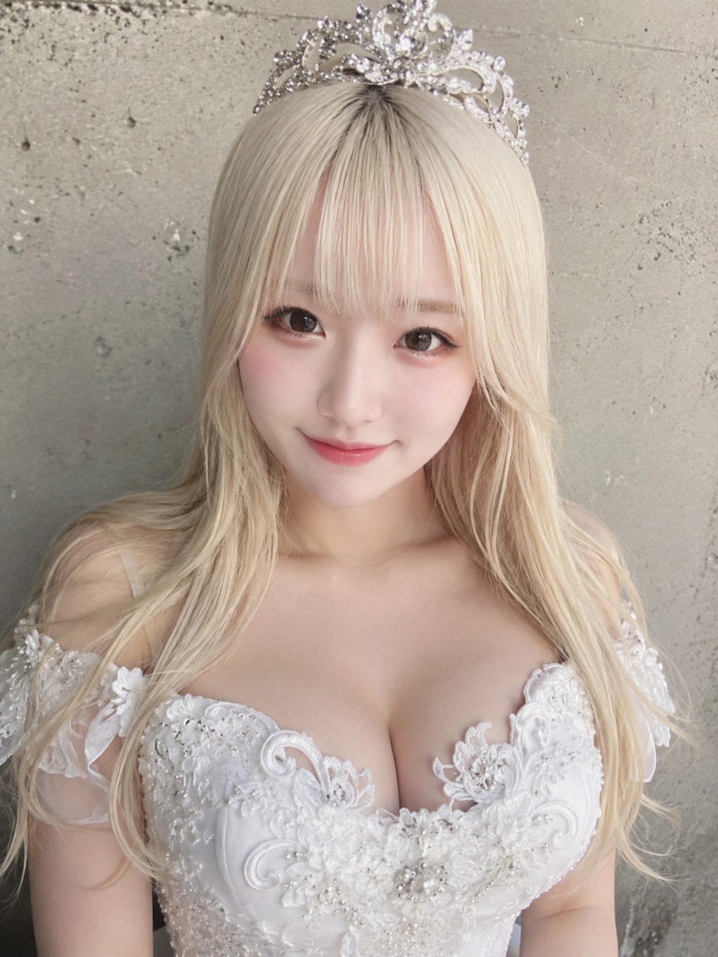[8枚]ティアラをつけた白いドレス姿の可愛い女の子