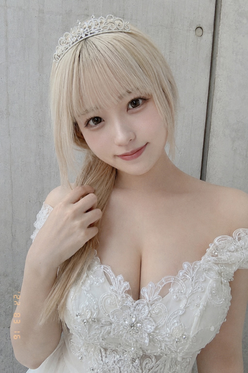 [8枚]ティアラをつけた白いドレス姿の可愛い女の子