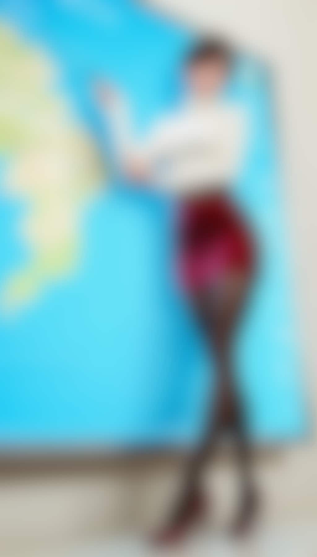 260219P【11枚】教壇はランウェイ？元お天気お姉さん・瞳ママの華麗なる美脚出張授業風景