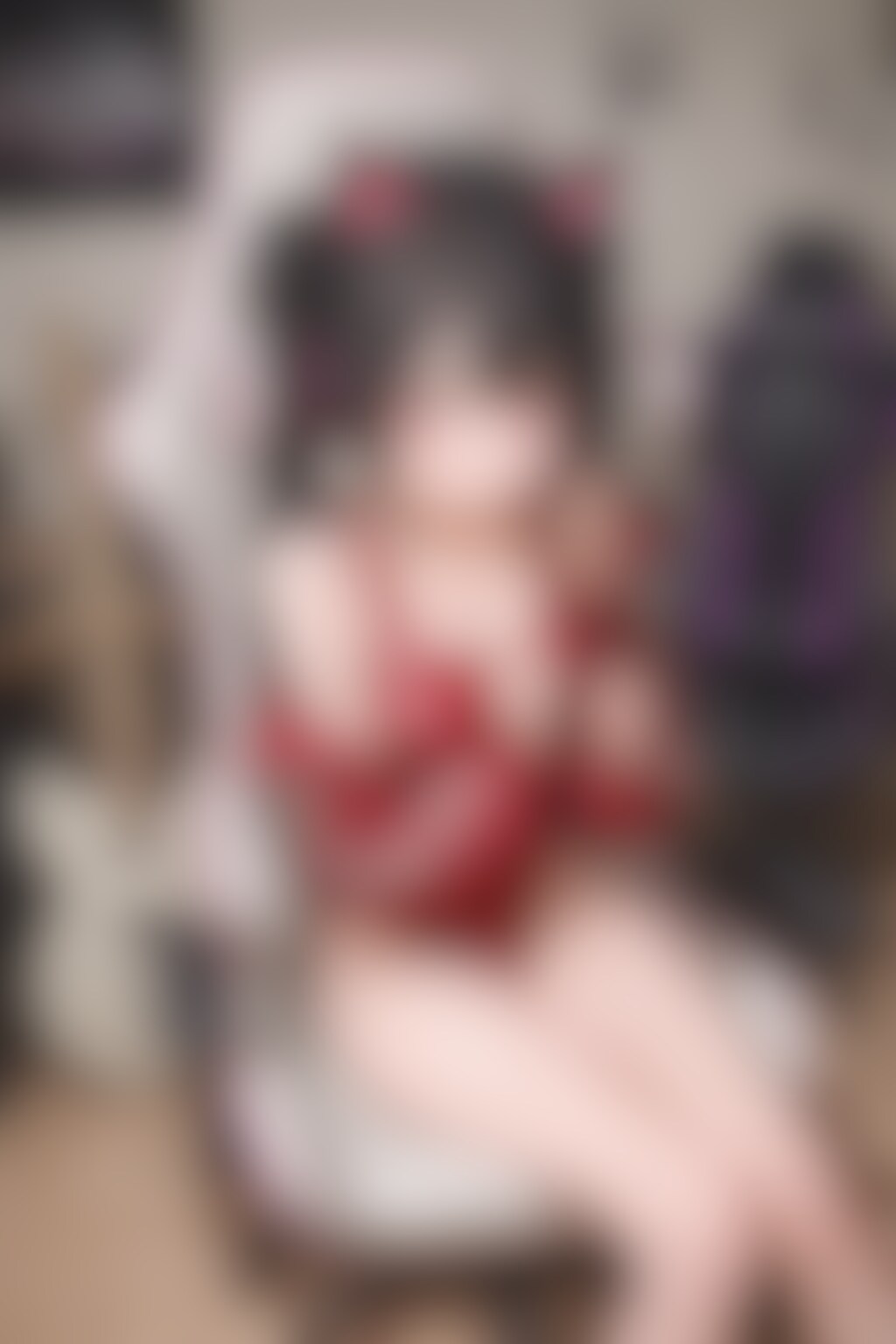 20251126【5枚】赤いジャージと光沢のある黒い水着、猫耳ヘッドホンの女性