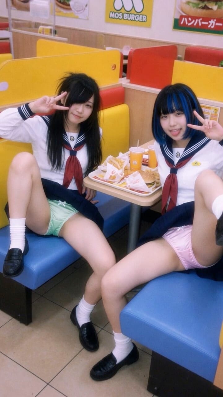 【動画リンクあり】急に恥ずかしくなるパンチラJK