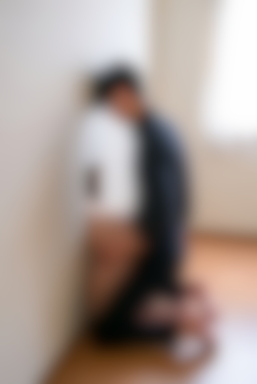 朝起きたら部屋の壁に女のお尻があったのでチンポ入れてみた