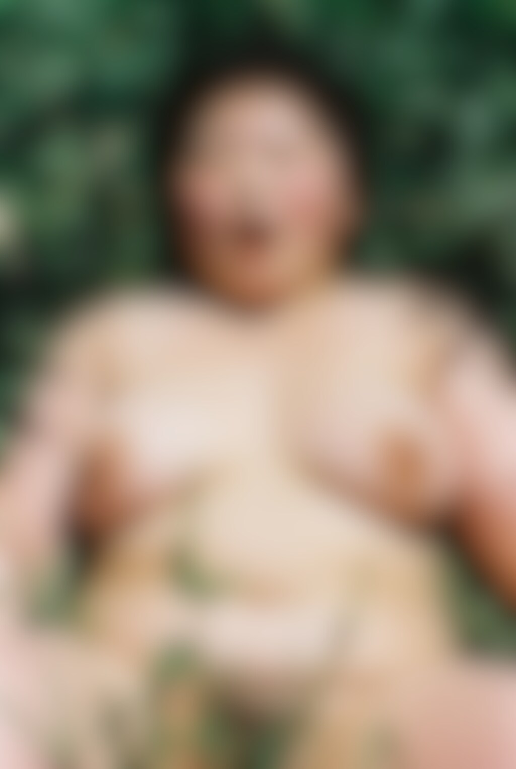 [40枚]裸で草むらに横たわる田舎娘