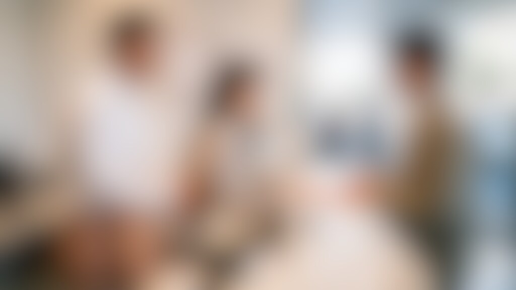 ペニスも受け付ける受付嬢【33枚】