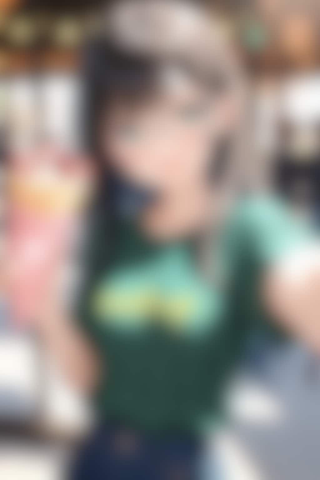 20260212【5枚】クレープを持つ眼鏡の女性