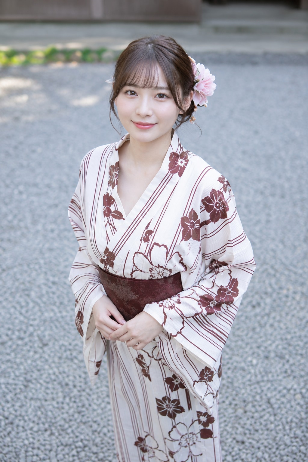夏祭り会場にいる清楚系美女