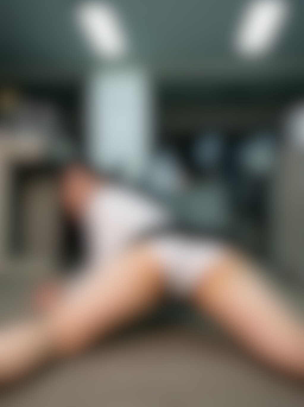 オフィスで二人で祝杯パンチラ