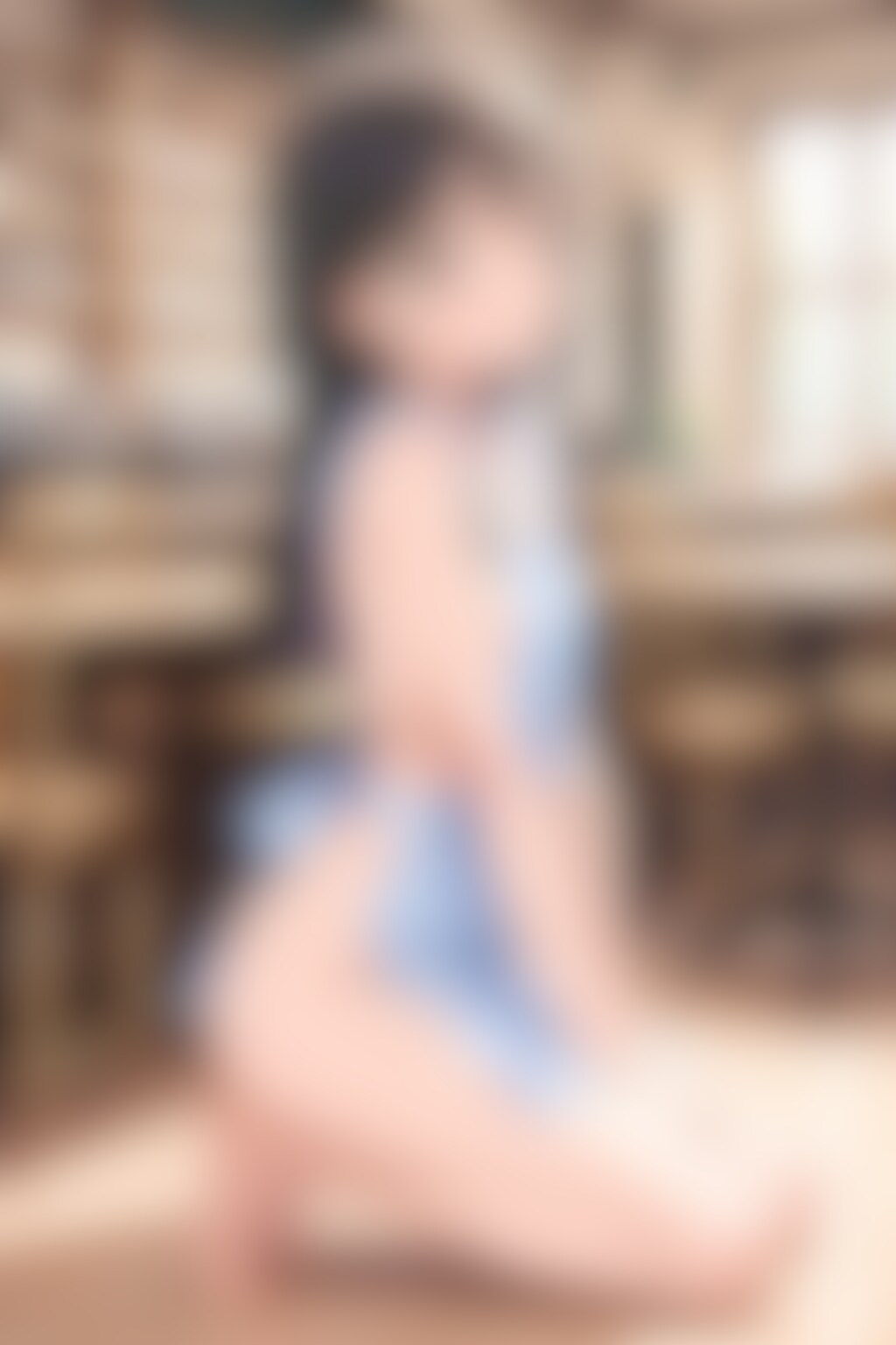 20251212【５枚】エプロンを着用してカフェでひざまずく女性