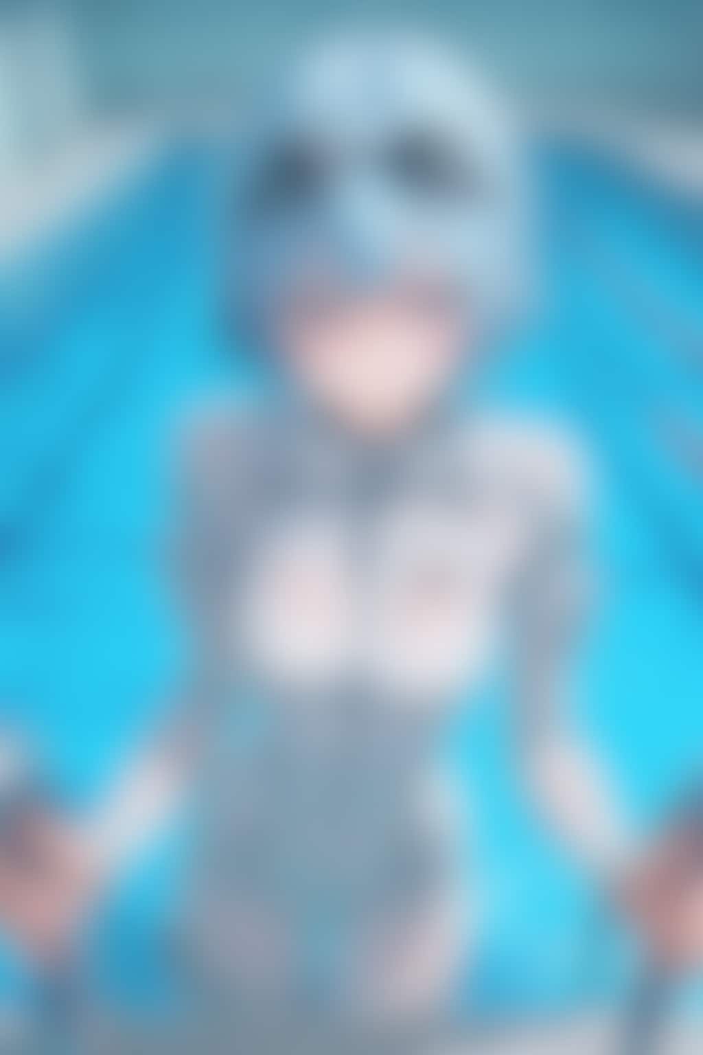 20251201【5枚】青髪の水着姿の女性