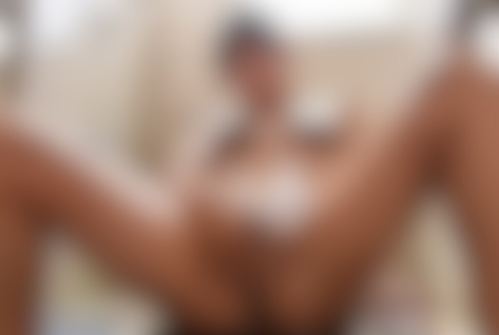 褐色ビキニ女性