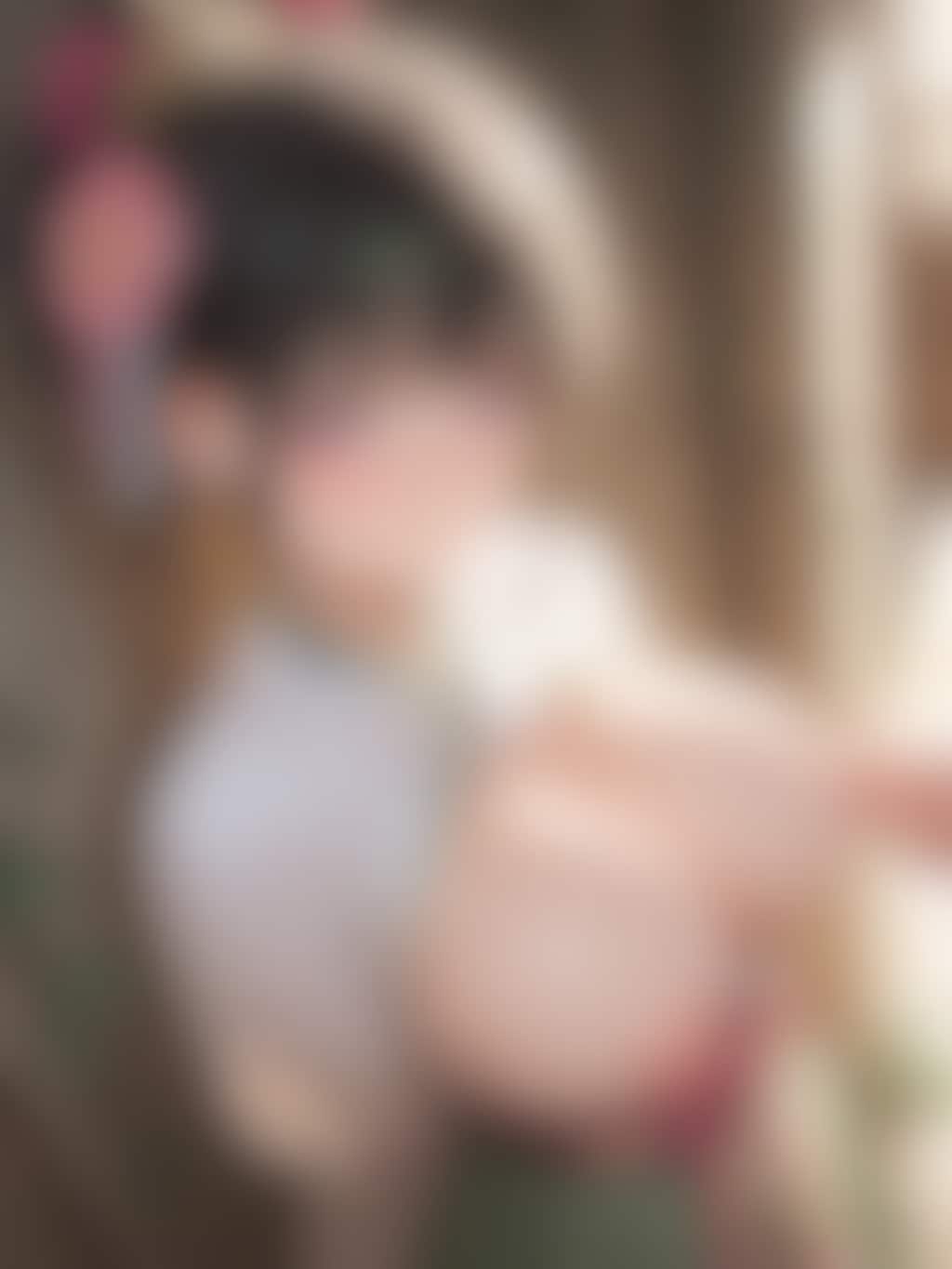 古宅の午後、彼女の胸元