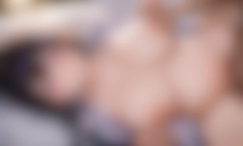 手つなぎの巨乳少女