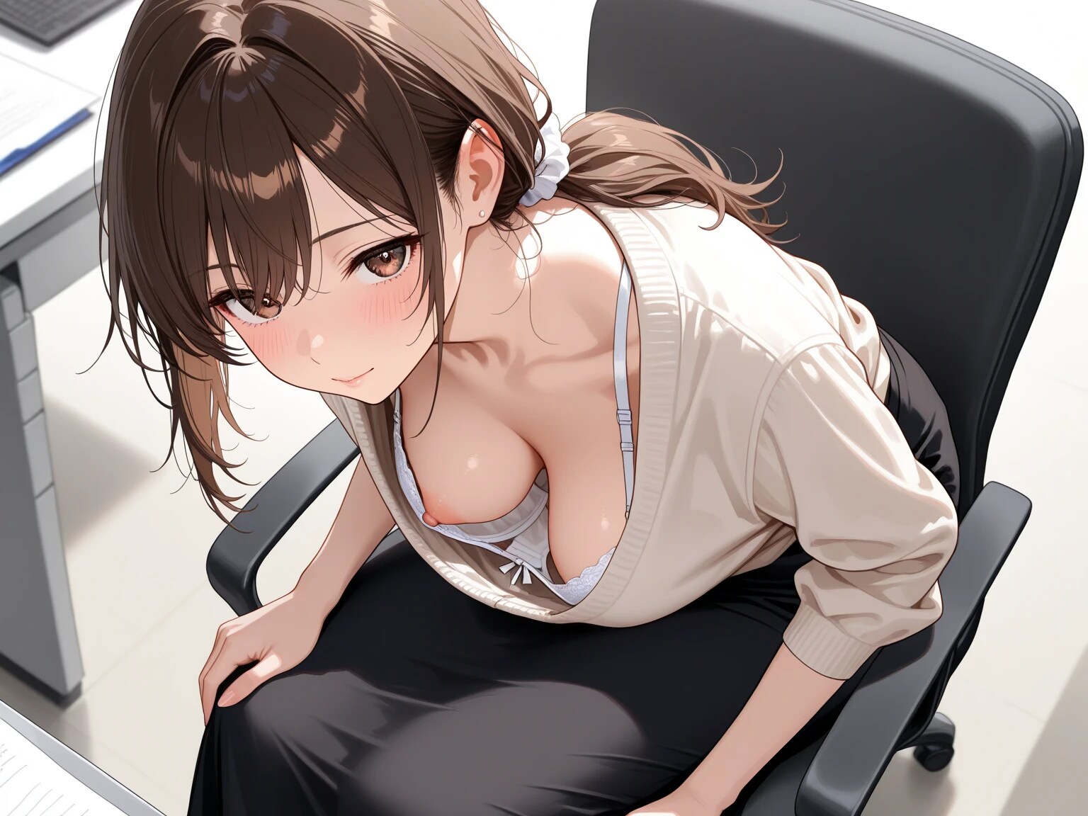 40枚:座ったままお辞儀して胸チラ
