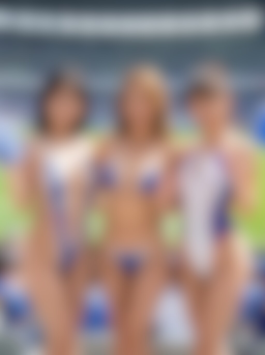 水着でサッカー観戦