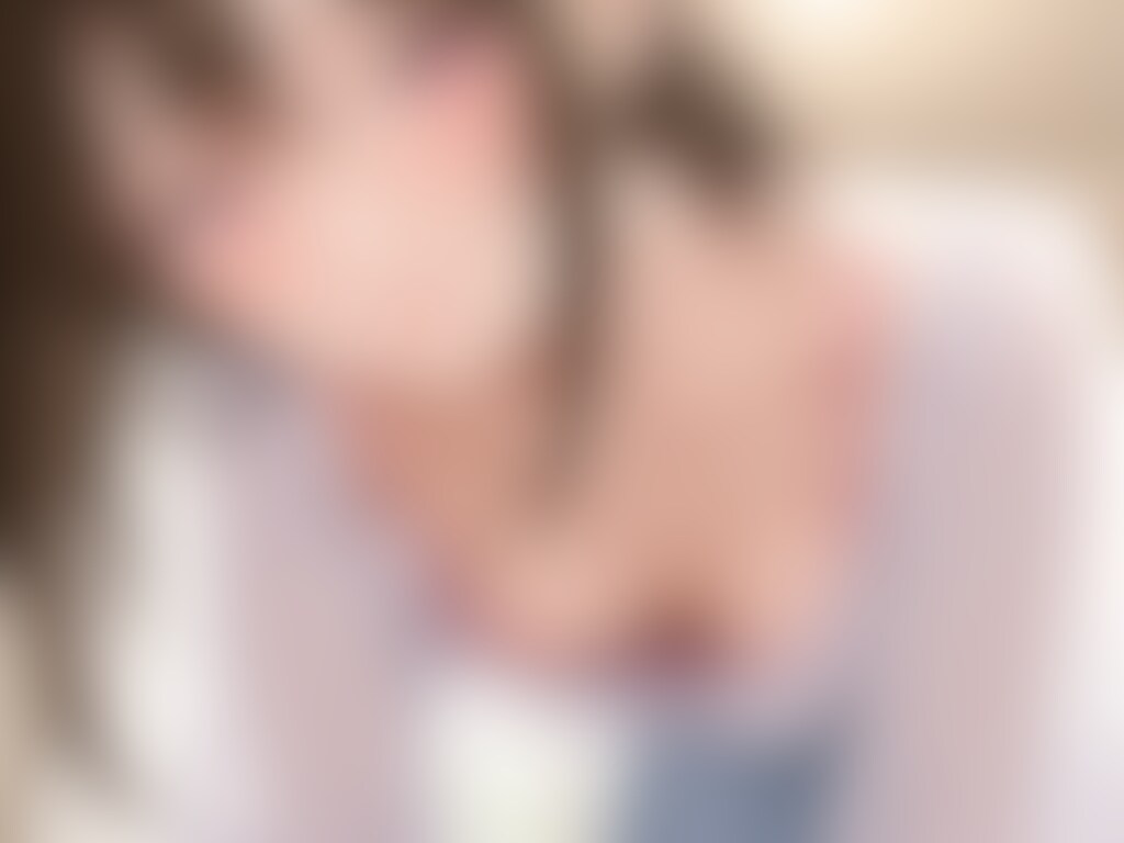 25枚:はみ出し系の胸チラ