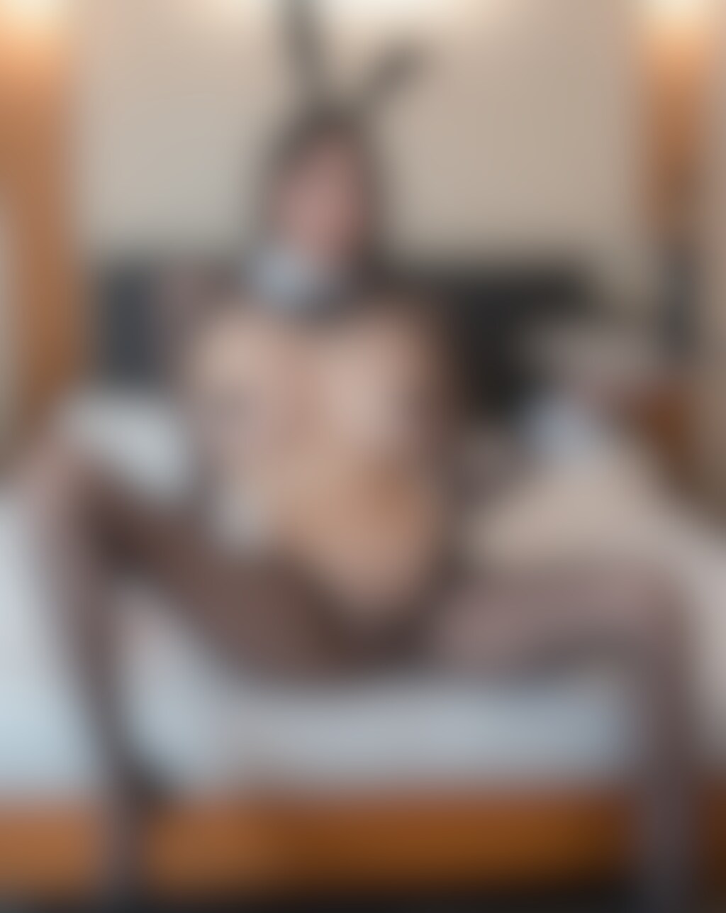 ① 逆バニー姿で性接待