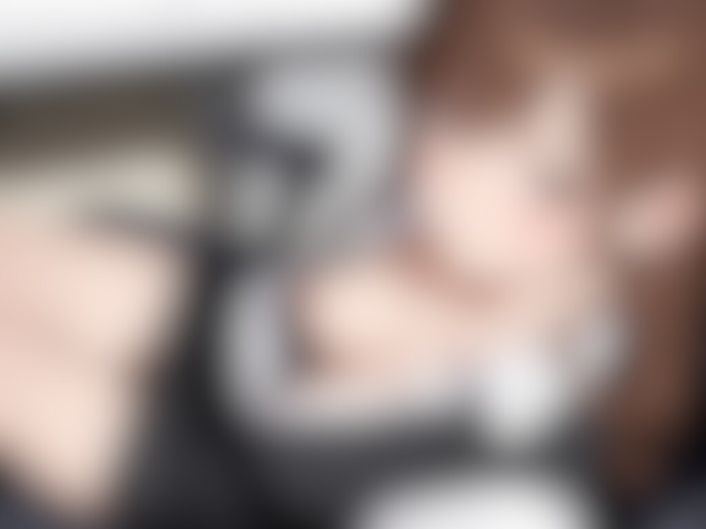 40枚:ハニトラOLの胸チラ