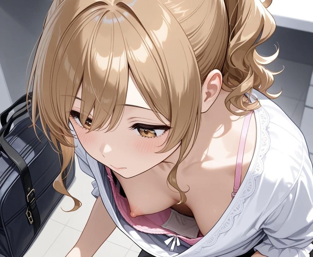 6枚:近距離で胸チラ