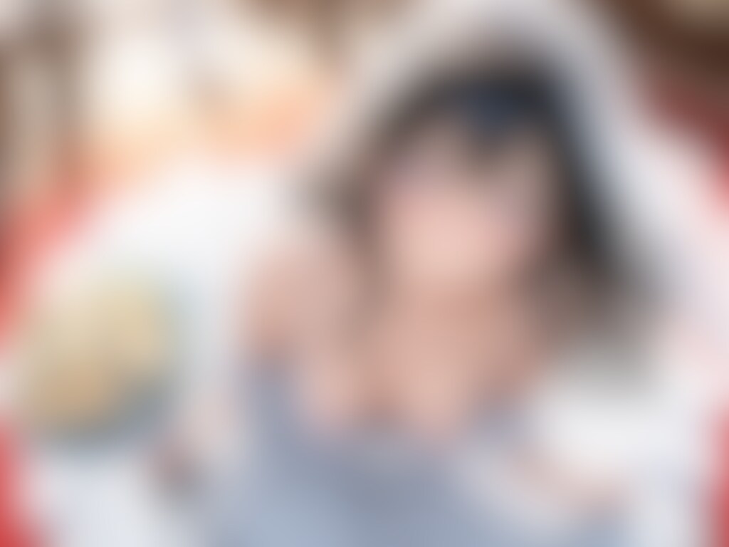 40枚:ドレスで胸チラ