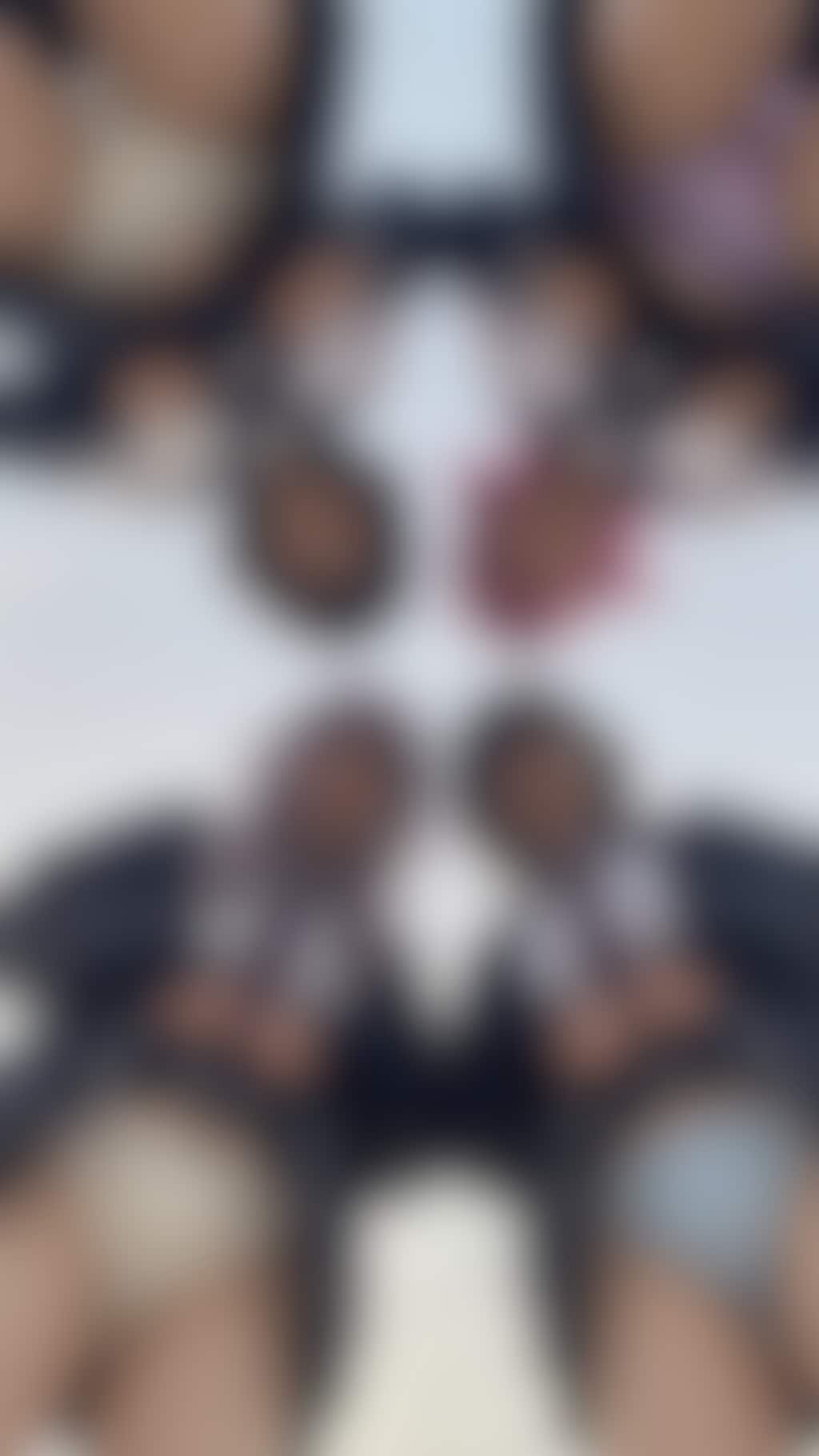 真下からJK4人たくし上げパンチラ