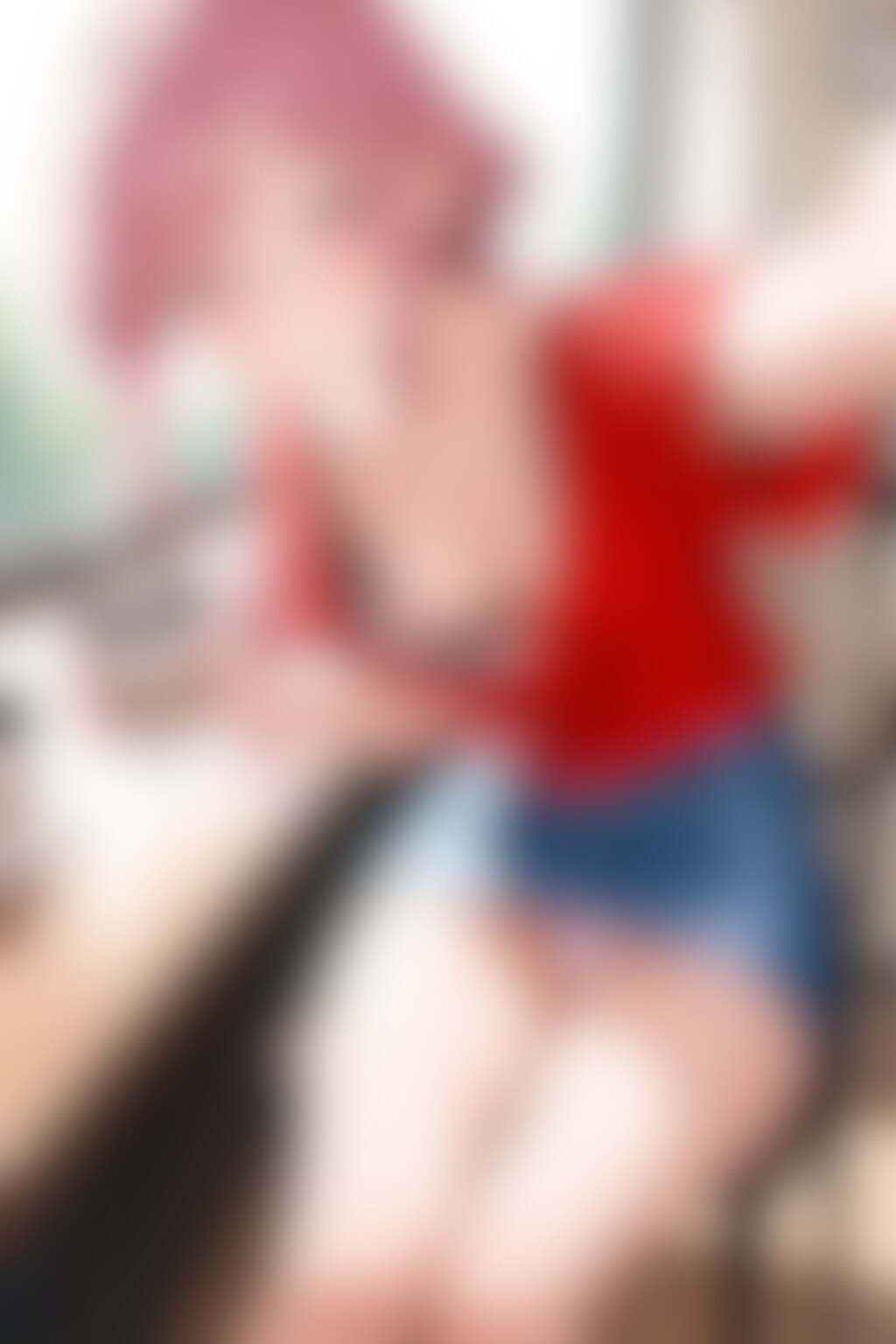 40枚:胸チラしながらカフェで自撮り