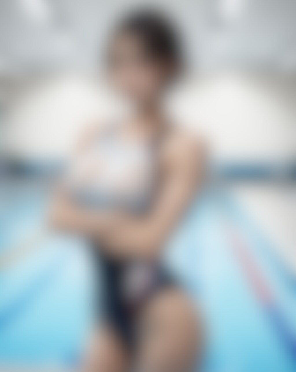 ①競泳水着とコーチ