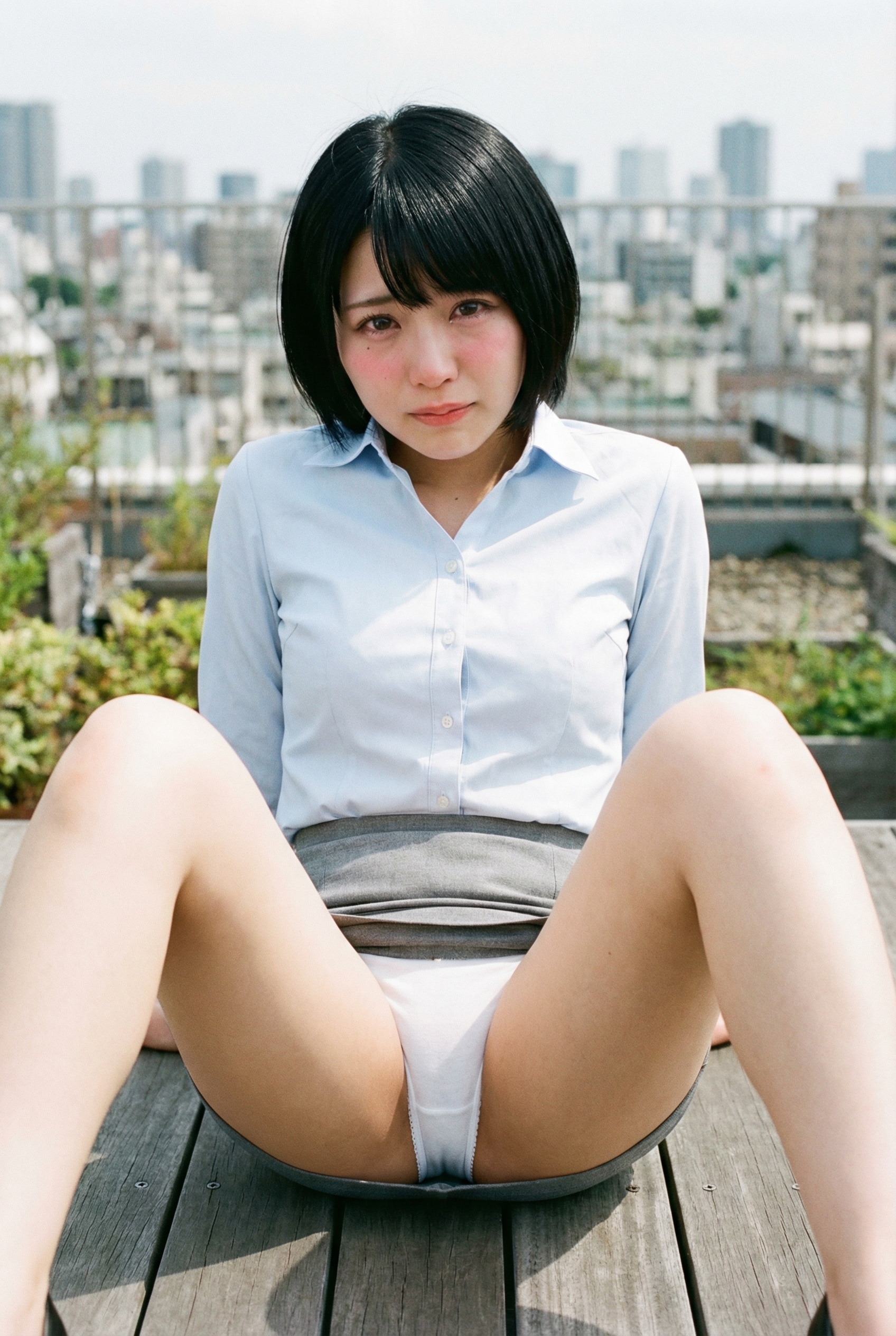 屋上で赤面しながらパンチラ
